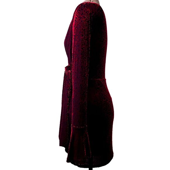 C/MEO Breakthrough Velvet Long Sleeve Tie Front Dress in Black and Red Medium - Picture 10 of 16
